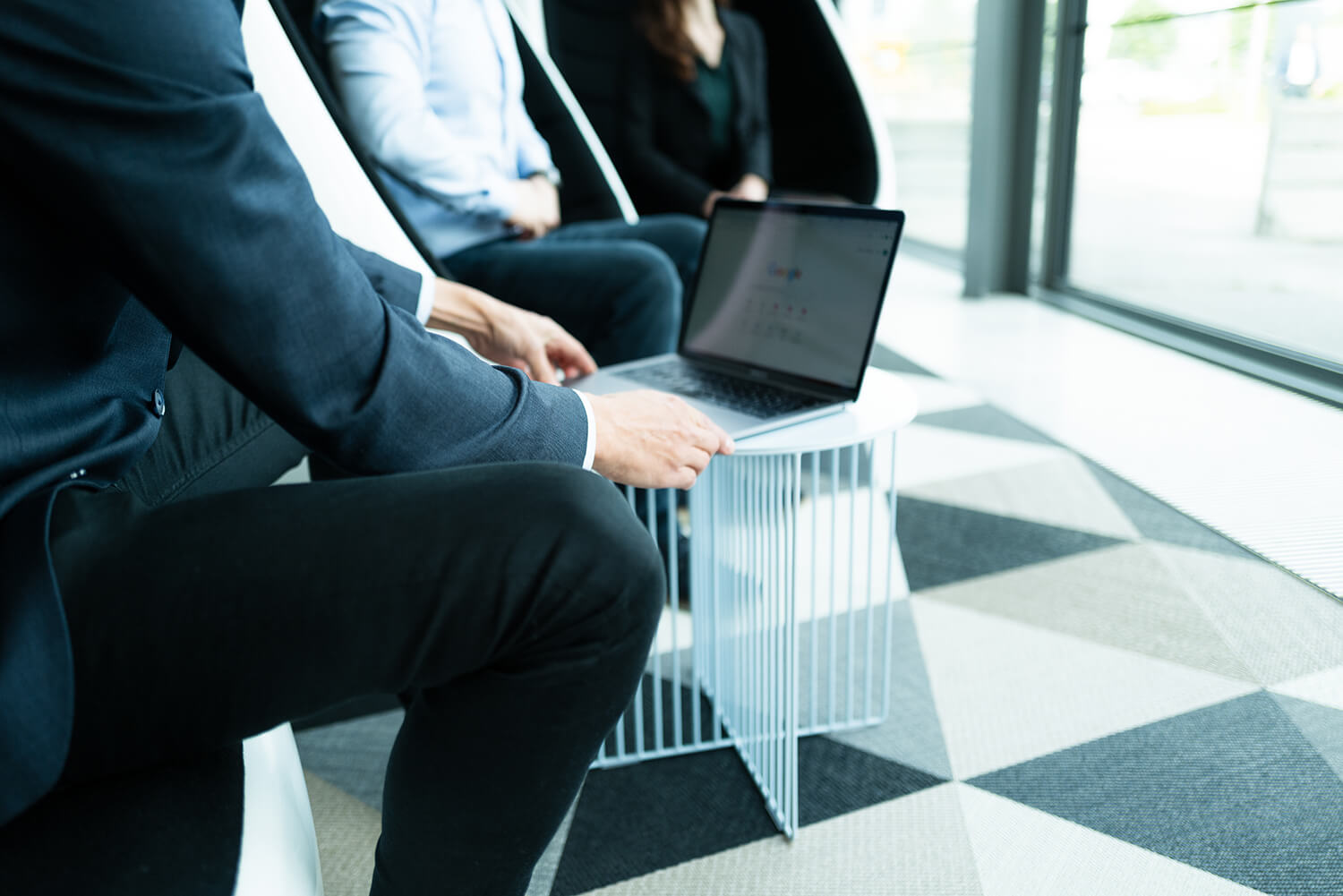 Ihmiset ylittämässä katua Helsingissä.