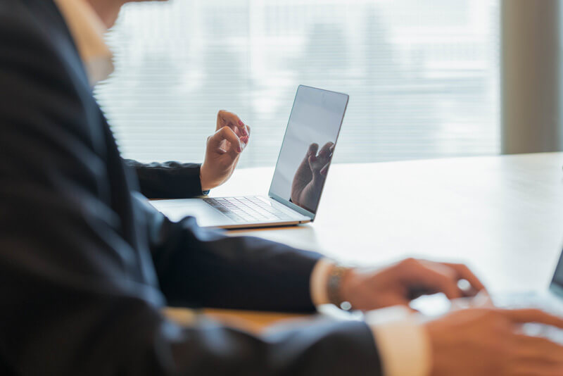 Ihmiset ylittämässä katua Helsingissä.