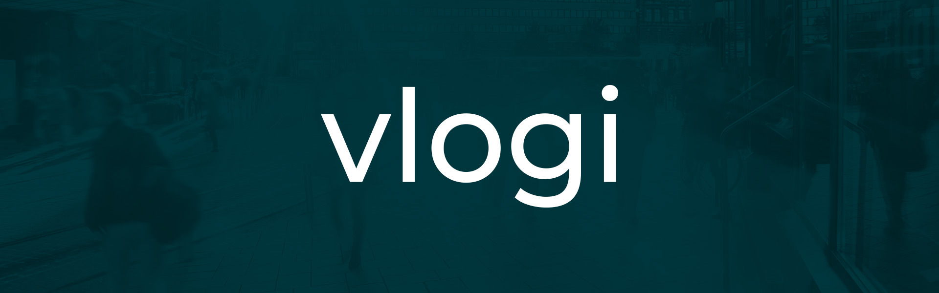 Ihmiset ylittämässä katua Helsingissä.