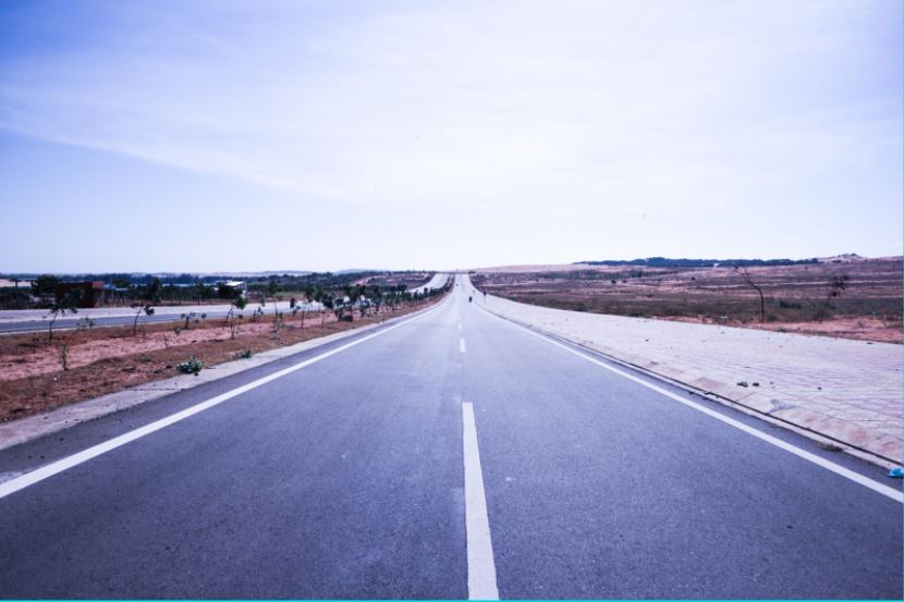 Ihmiset ylittämässä katua Helsingissä.