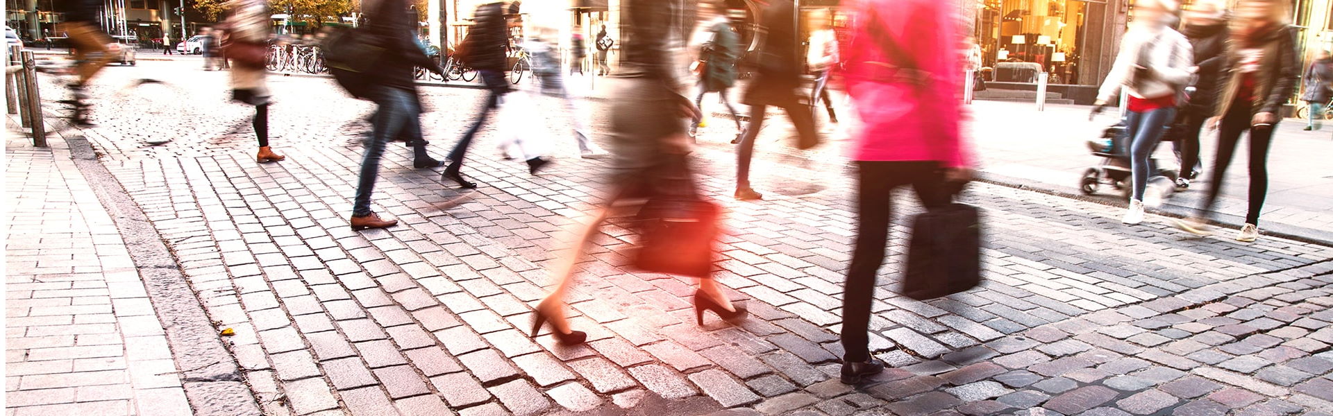 Ihmiset ylittämässä katua Helsingissä.